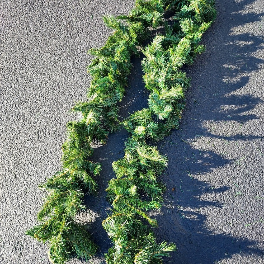 UnLit Green Garland Christmas garland 8-9 foot long - Picture 1 of 3